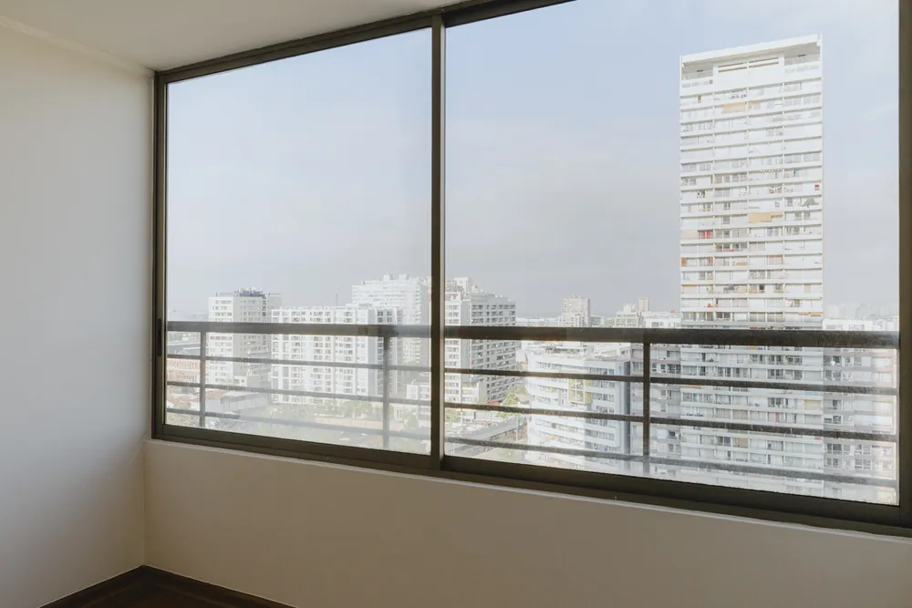 Dormitorio con ventanal, otra vista, departamento Lord Cochrane 635