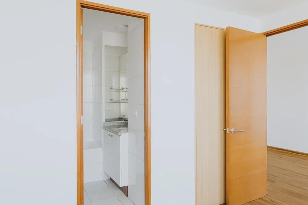 Baño visto desde el dormitorio, departamento Lord Cochrane 635