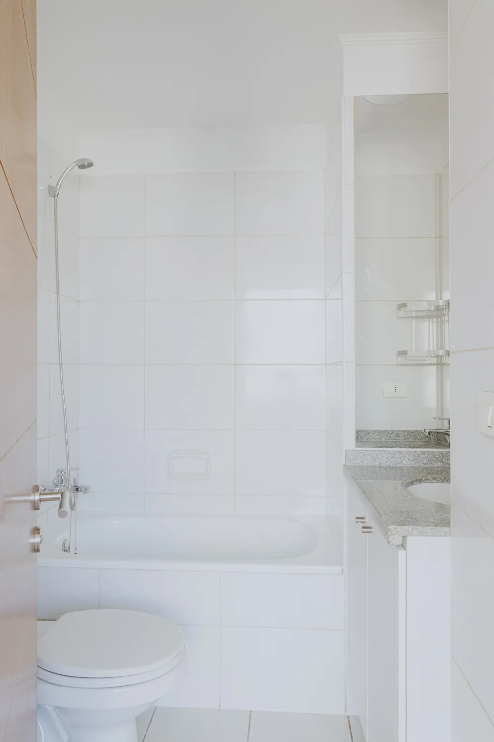 Baño con tina e inodoro, departamento Lord Cochrane 635