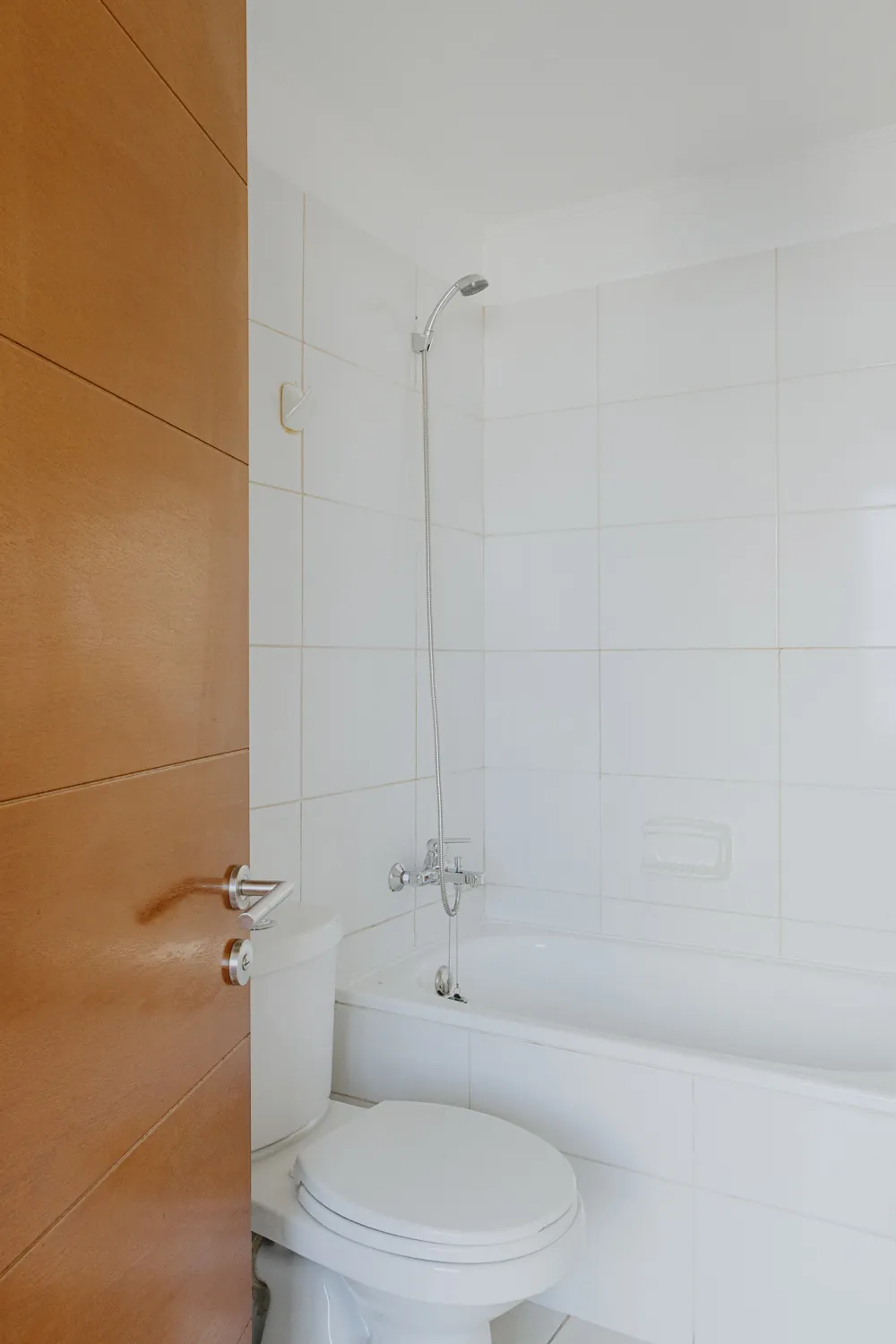 Baño con ducha, departamento Lord Cochrane 635