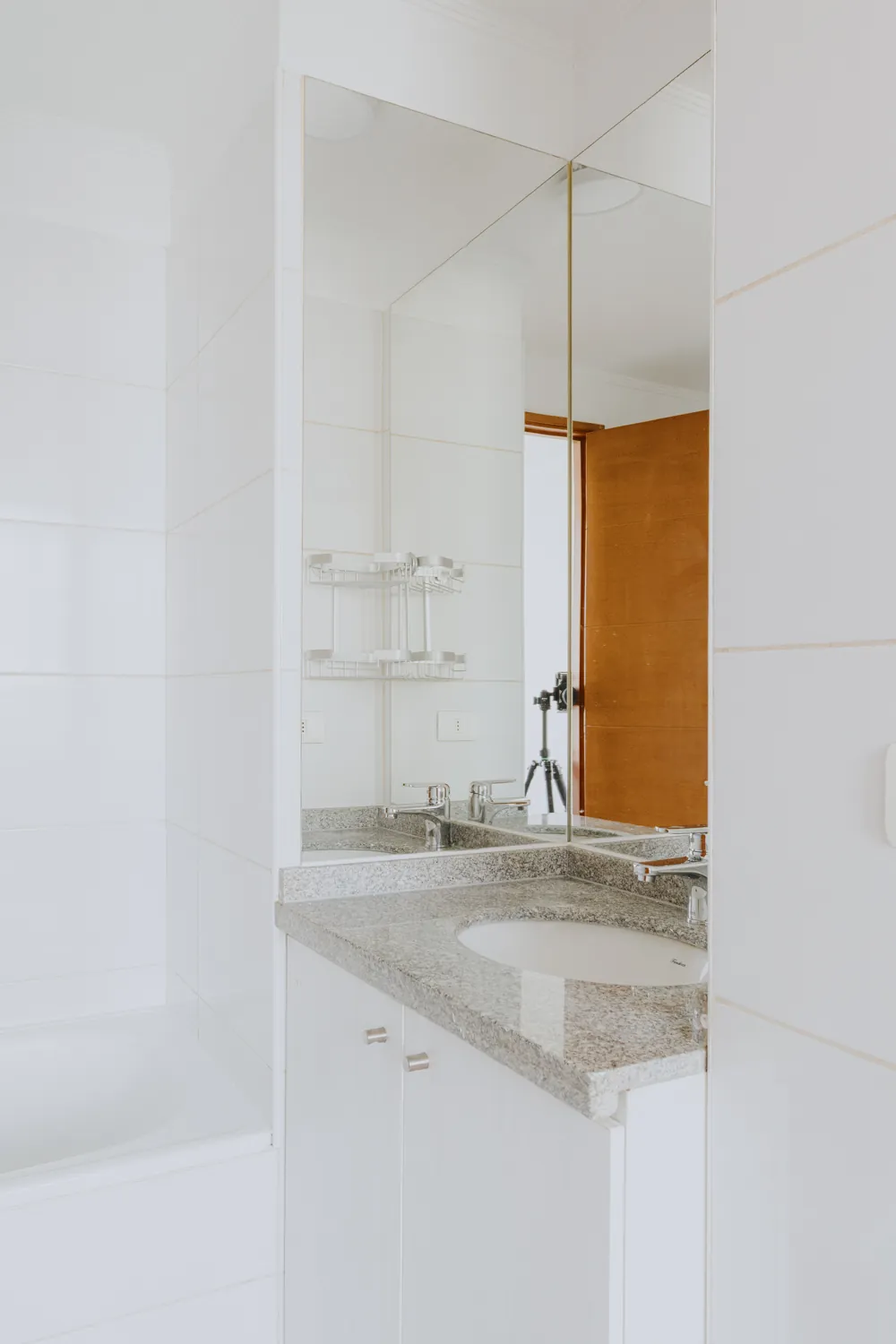 Baño con lavamanos, departamento Lord Cochrane 635