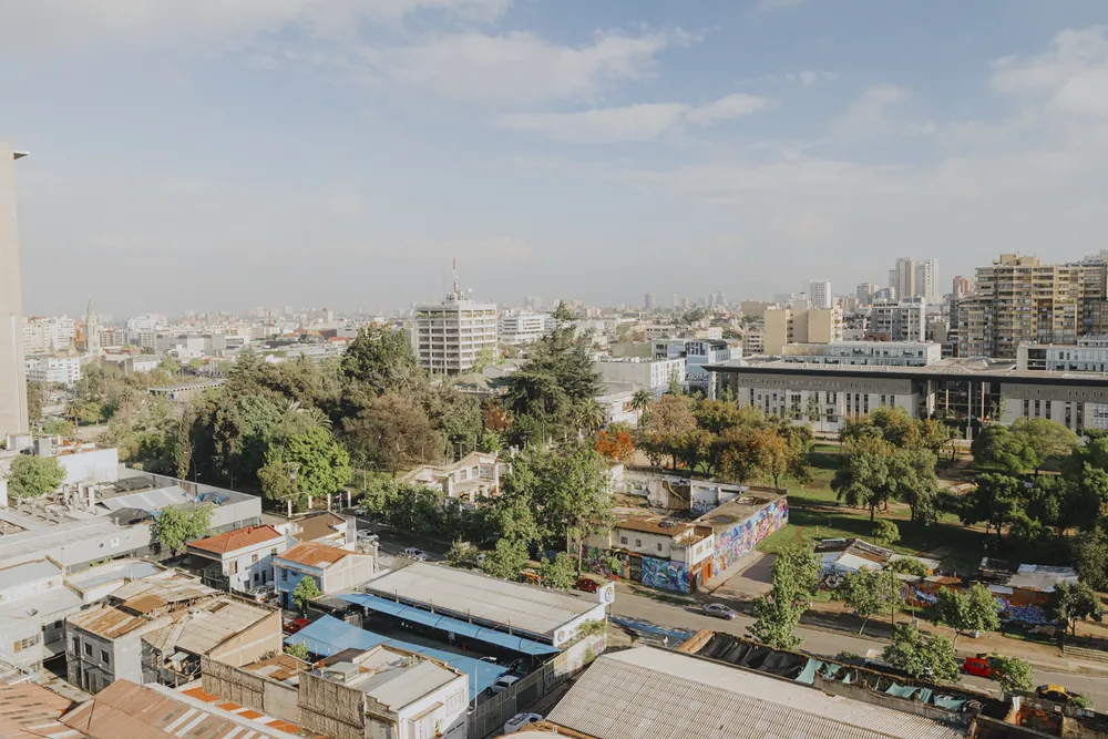 Vista a la ciudad desde la terraza, departamento Lord Cochrane 635