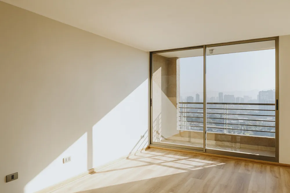 Living comedor con ventanal, departamento Mapocho 1450