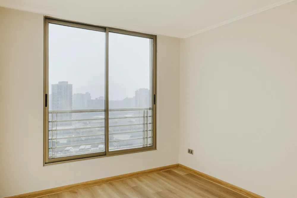 Dormitorio principal con ventanal, departamento Mapocho 1450