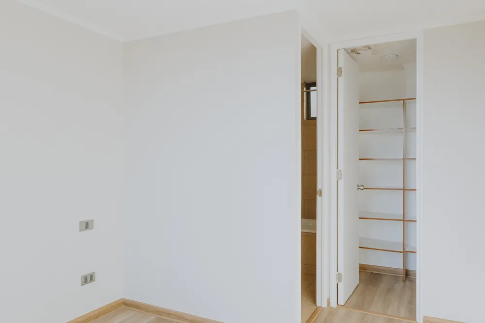 Walk-in closet del dormitorio principal, departamento Mapocho 1450