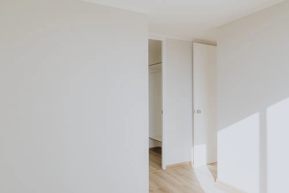 Dormitorio principal y acceso al walk-in closet, departamento Mapocho 1450