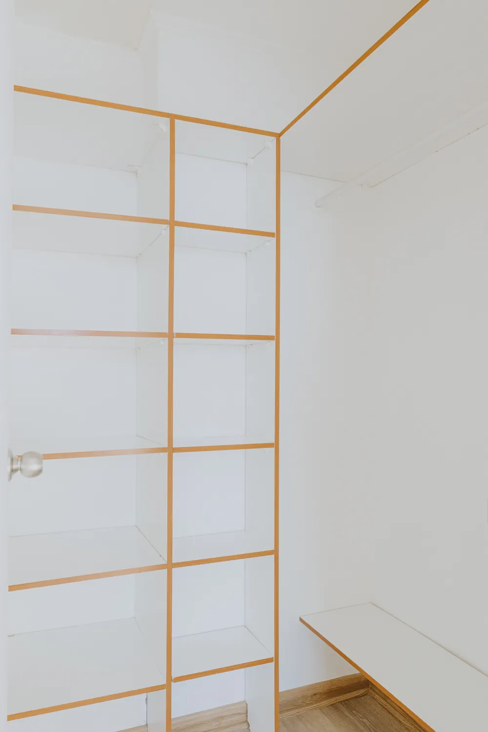 Estantes del walk-in closet, departamento Mapocho 1450
