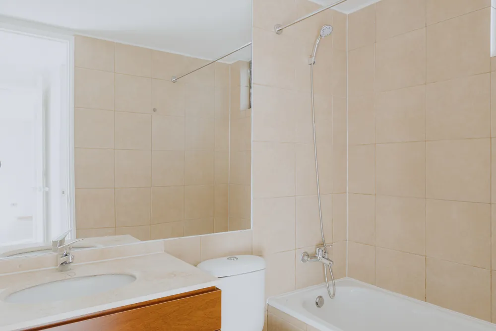 Baño con lavamanos y tina, departamento Mapocho 1450
