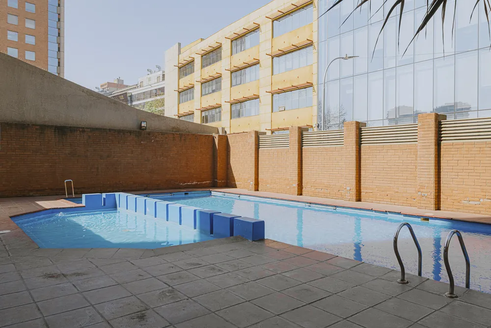 Piscina del edificio, departamento Mapocho 1450