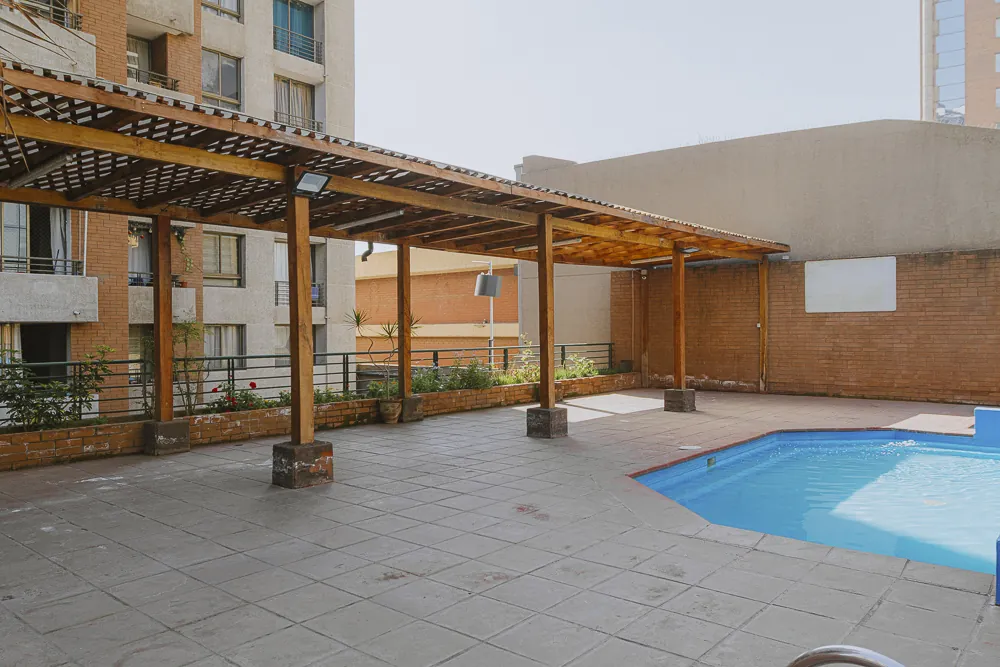 Terraza techada junto a la piscina, departamento Mapocho 1450