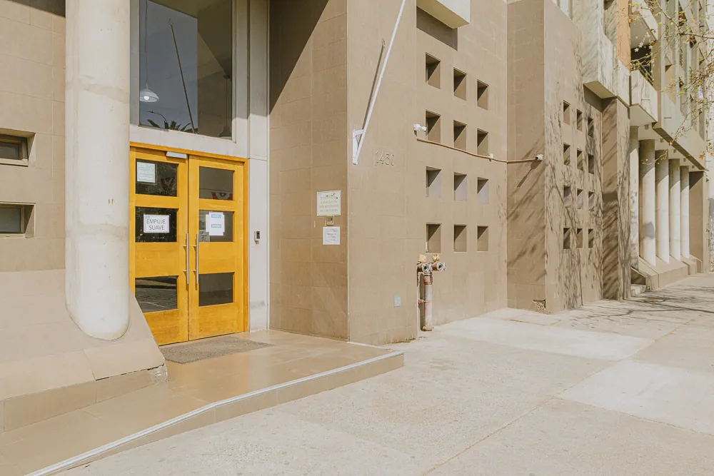 Acceso del edificio, departamento Mapocho 1450