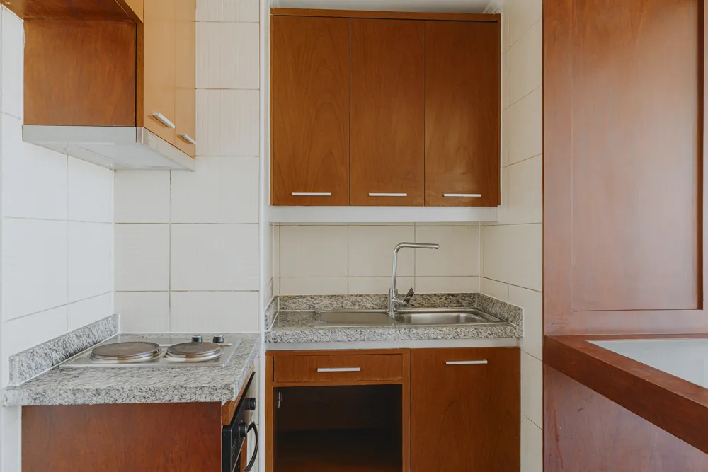 Cocina con encimera y lavaplatos, departamento Morandé 580