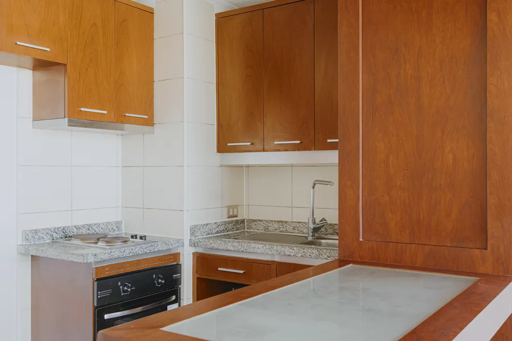Cocina con horno y muebles de madera, Morandé 580