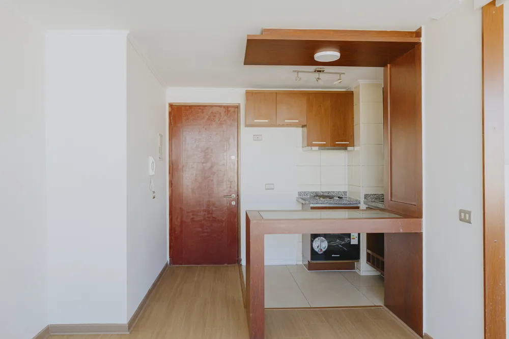 Cocina y puerta de acceso, departamento Morandé 580