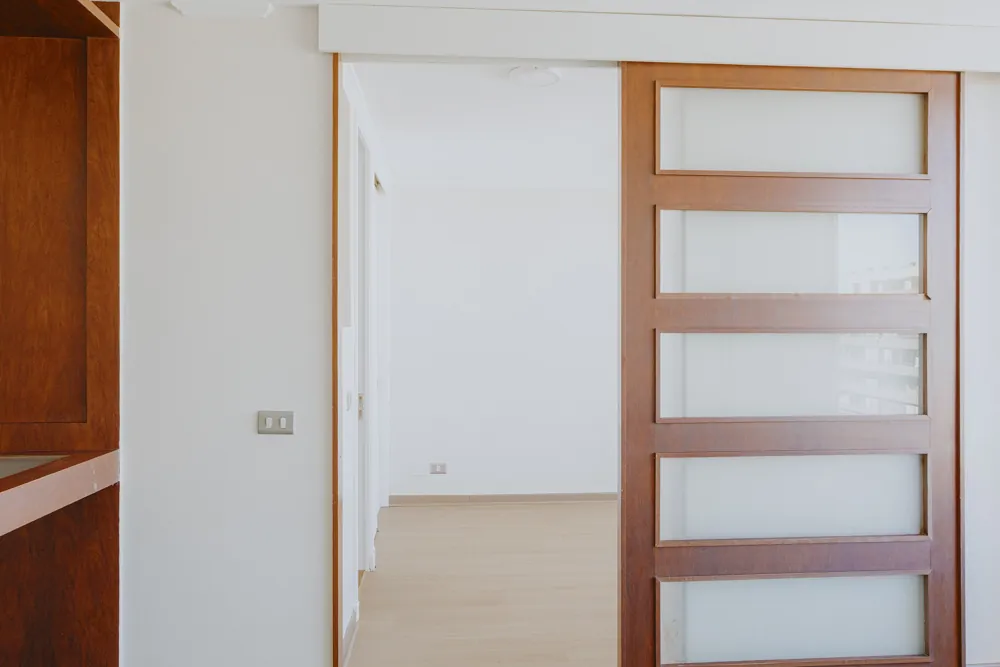Puerta corredera al dormitorio, departamento Morandé 580