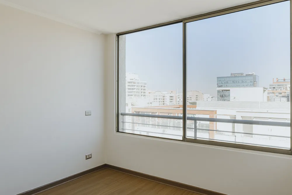 Dormitorio con ventanal, departamento Morandé 580