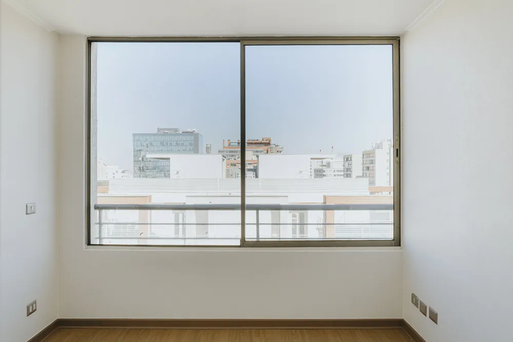 Dormitorio con ventana, departamento Morandé 580