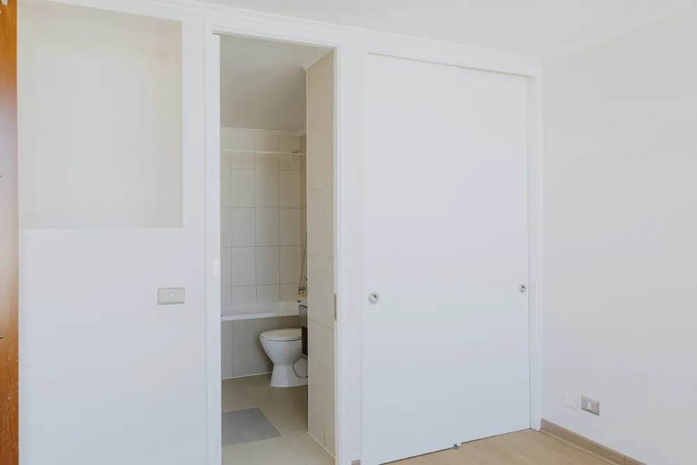 Clóset y acceso al baño, departamento Morandé 580