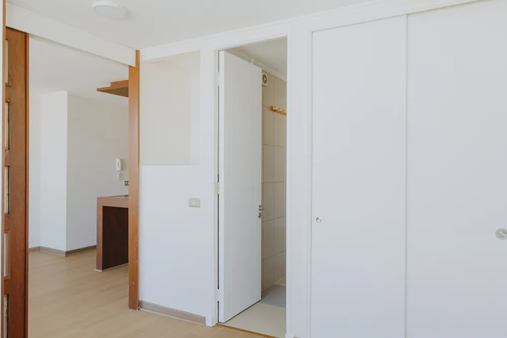 Clóset del dormitorio, departamento Morandé 580