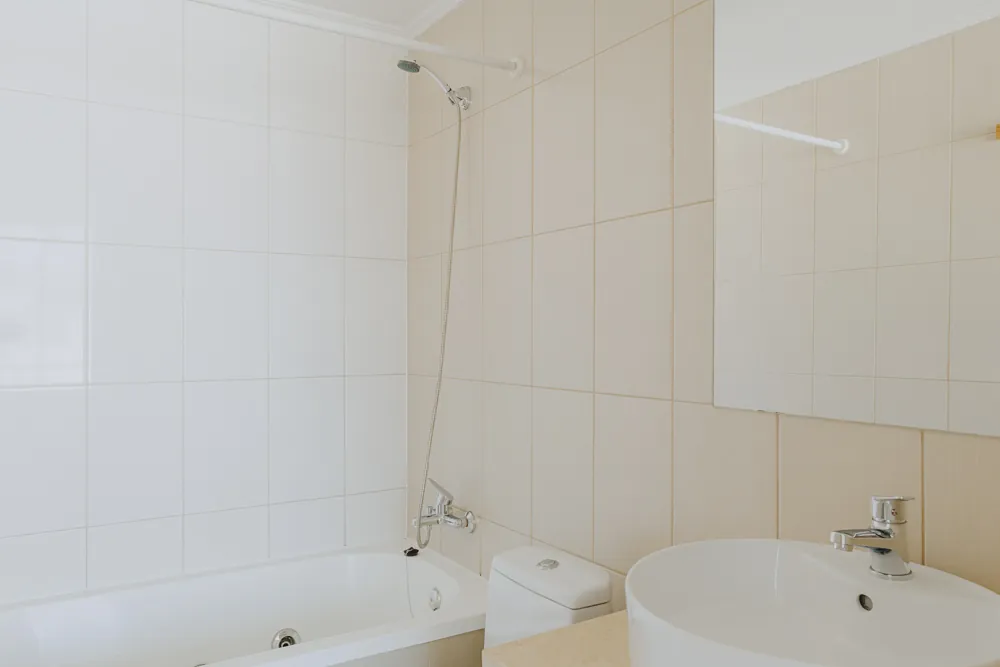 Baño con tina y lavamanos, departamento Morandé 580