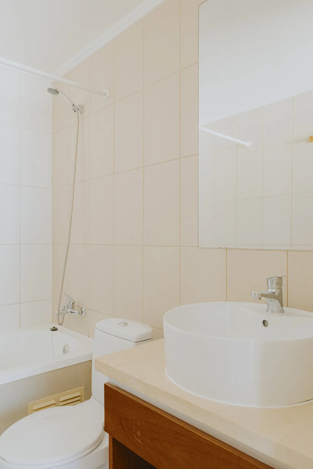 Baño con lavamanos, departamento Morandé 580