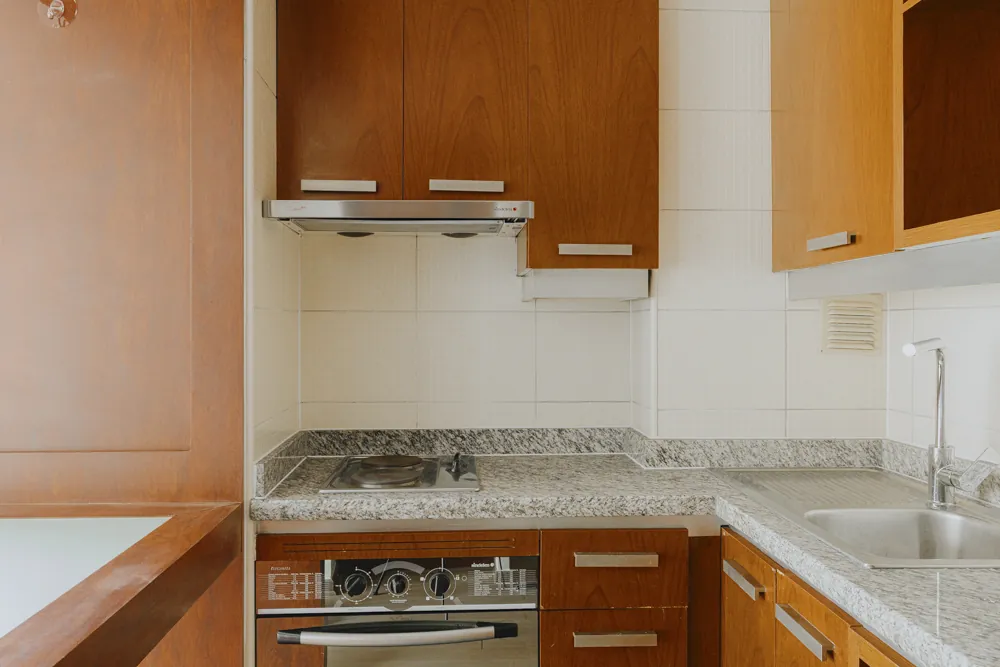 Cocina con horno y cubierta de granito, Morandé 580