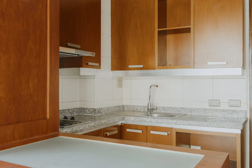 Cocina con muebles de madera, departamento Morandé 580