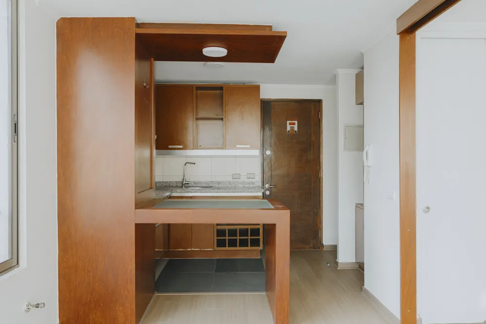 Cocina y puerta de acceso, departamento Morandé 580