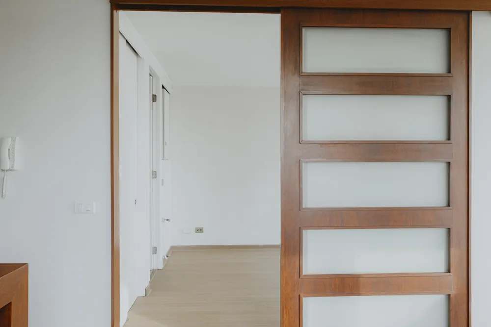 Puerta corredera al dormitorio, departamento Morandé 580