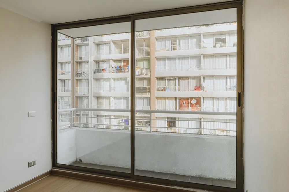Dormitorio con ventanal a la terraza, departamento Morandé 580