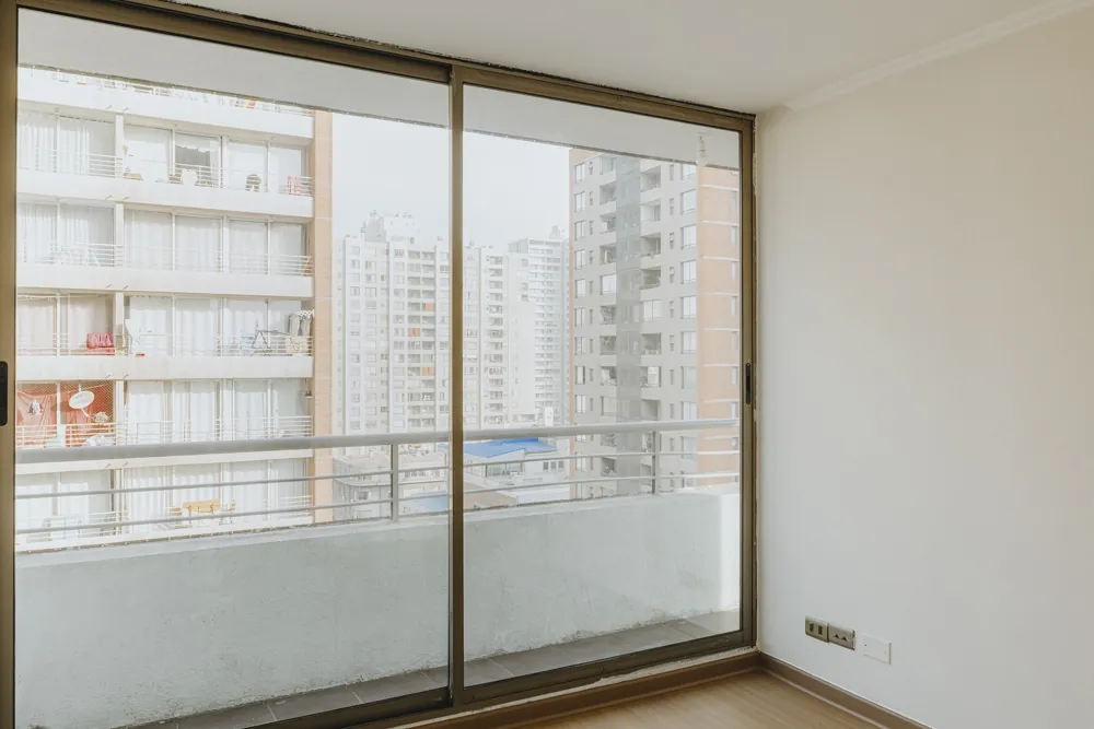 Dormitorio con vista a la ciudad, departamento Morandé 580