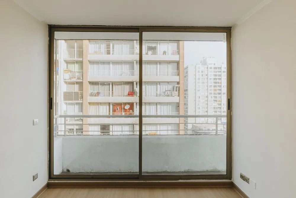 Dormitorio con ventanal, departamento Morandé 580