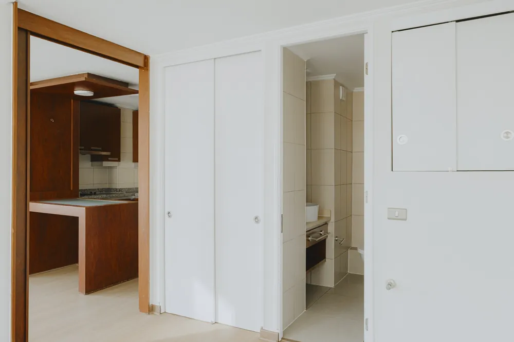 Clóset y cocina desde el dormitorio, departamento Morandé 580