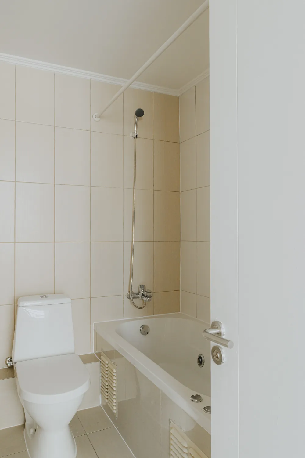 Baño con tina, departamento Morandé 580