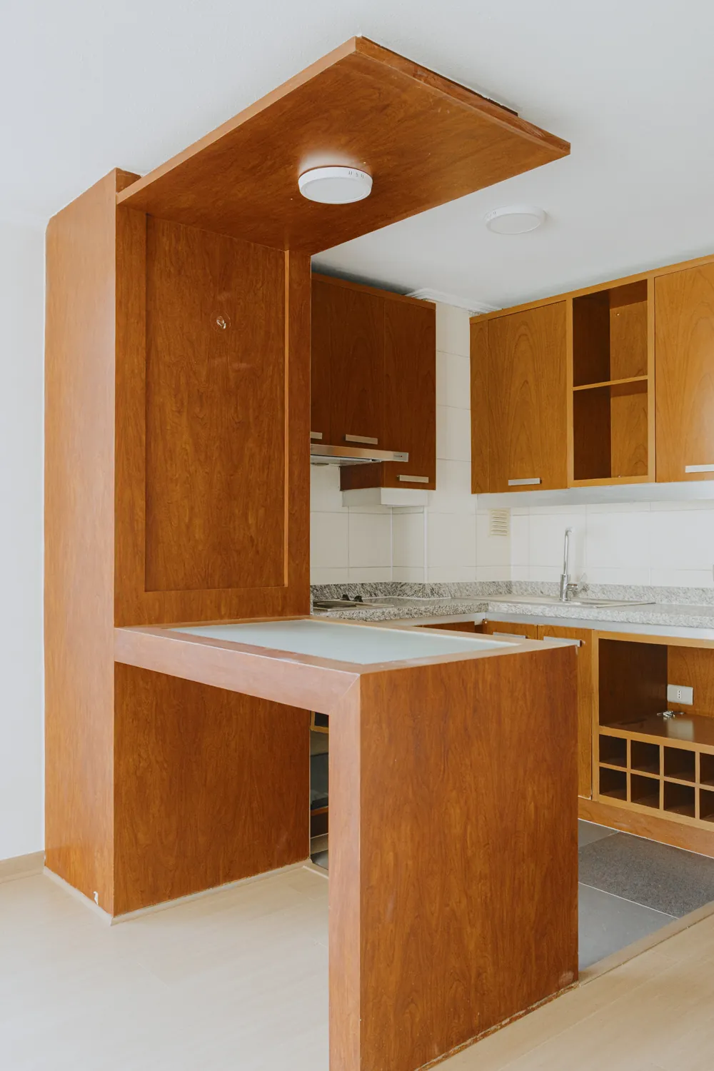 Cocina con barra desde el pasillo, departamento Morandé 580