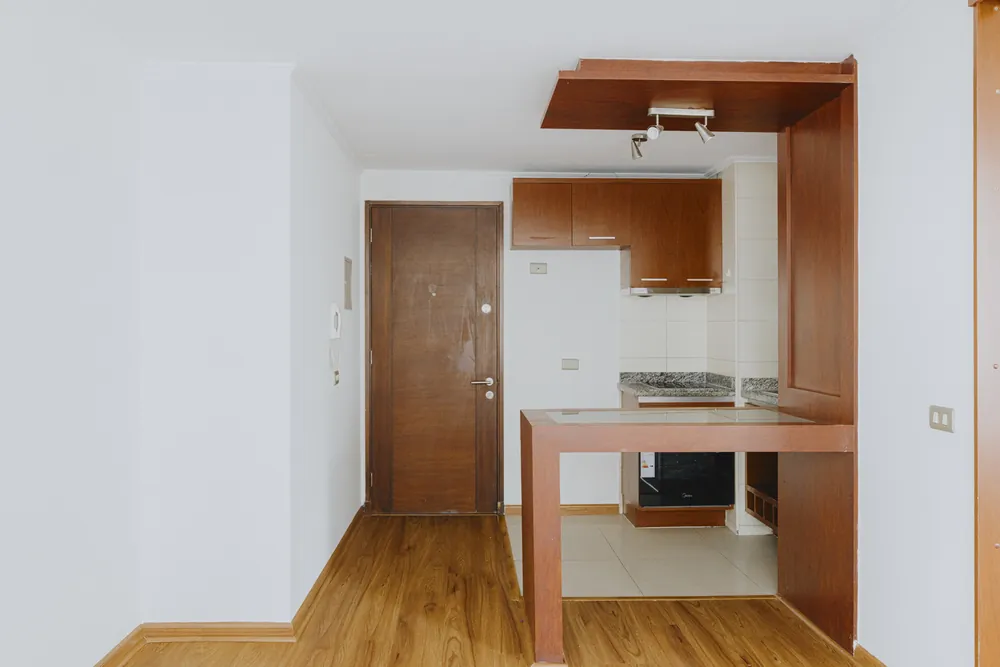 Cocina y puerta de acceso, departamento Morandé 580