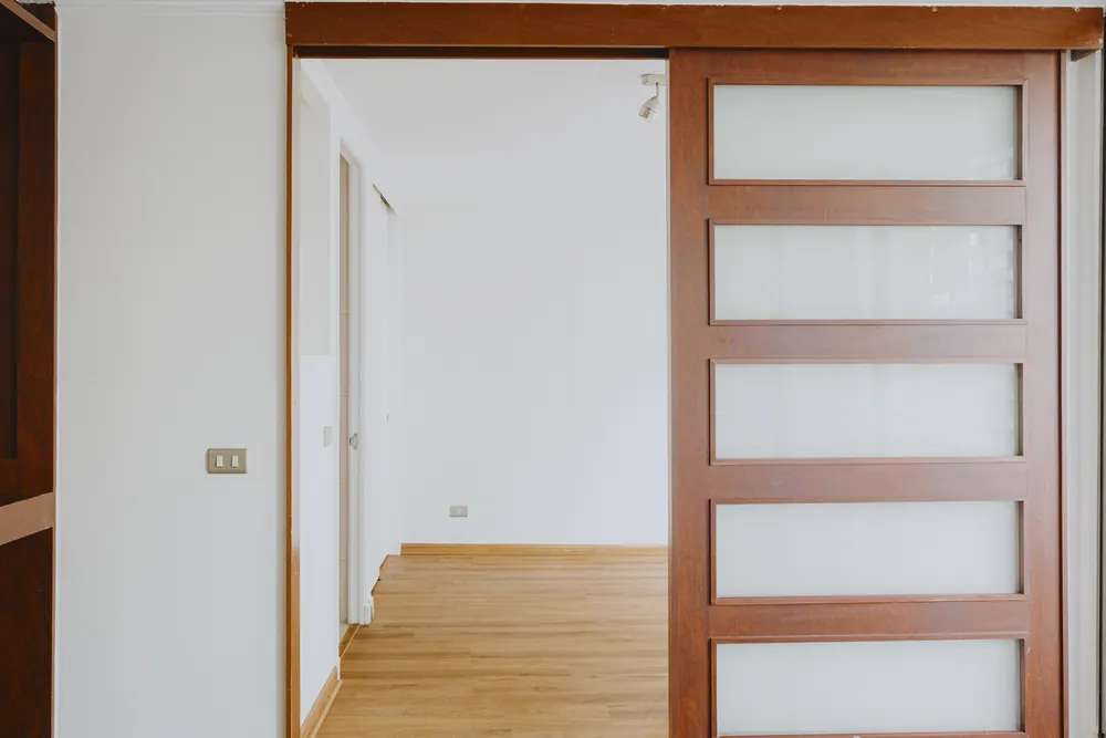 Puerta corredera al dormitorio, departamento Morandé 580