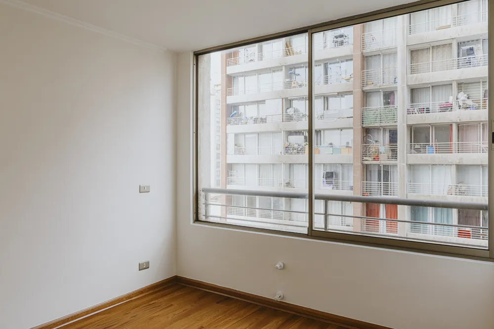 Dormitorio con ventanal, departamento Morandé 580