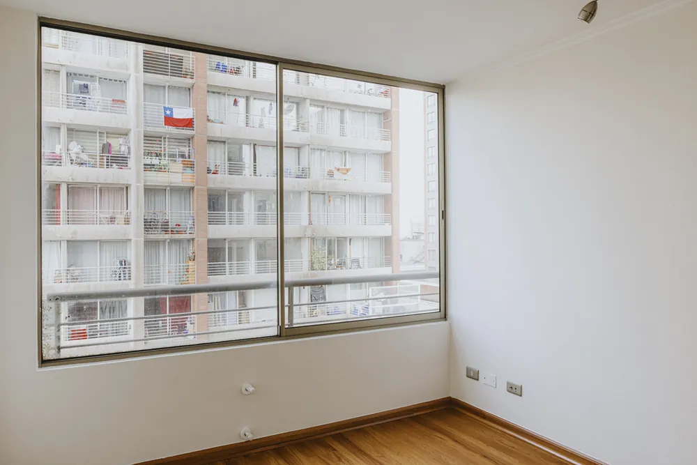 Dormitorio con ventanal, otra vista, departamento Morandé 580