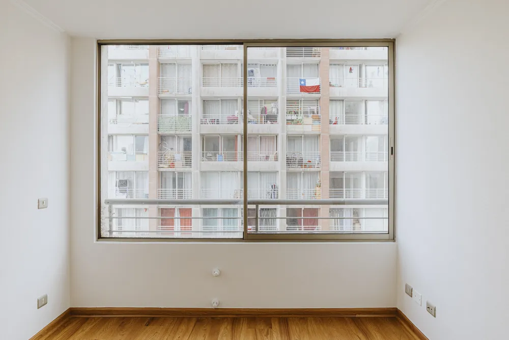 Dormitorio con ventana, departamento Morandé 580