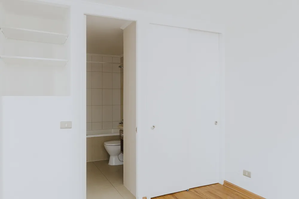 Clóset y acceso al baño, departamento Morandé 580