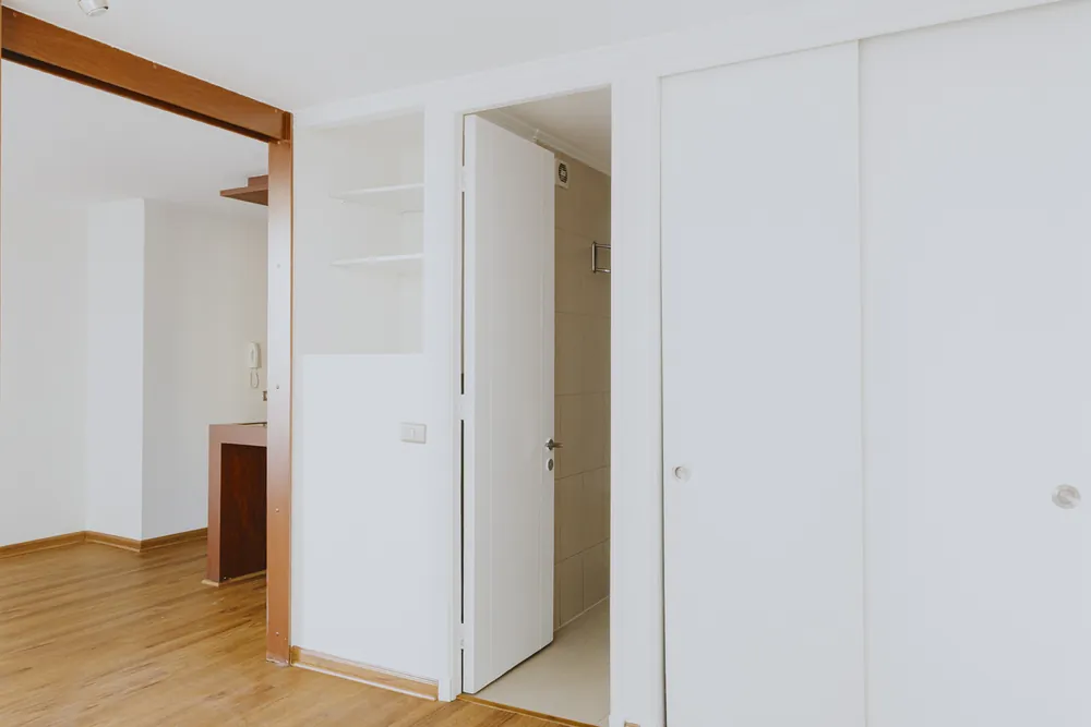 Clóset del dormitorio, departamento Morandé 580