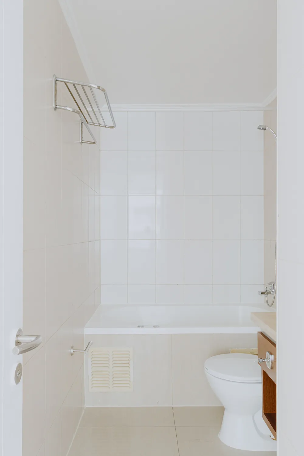 Baño con tina, departamento Morandé 580