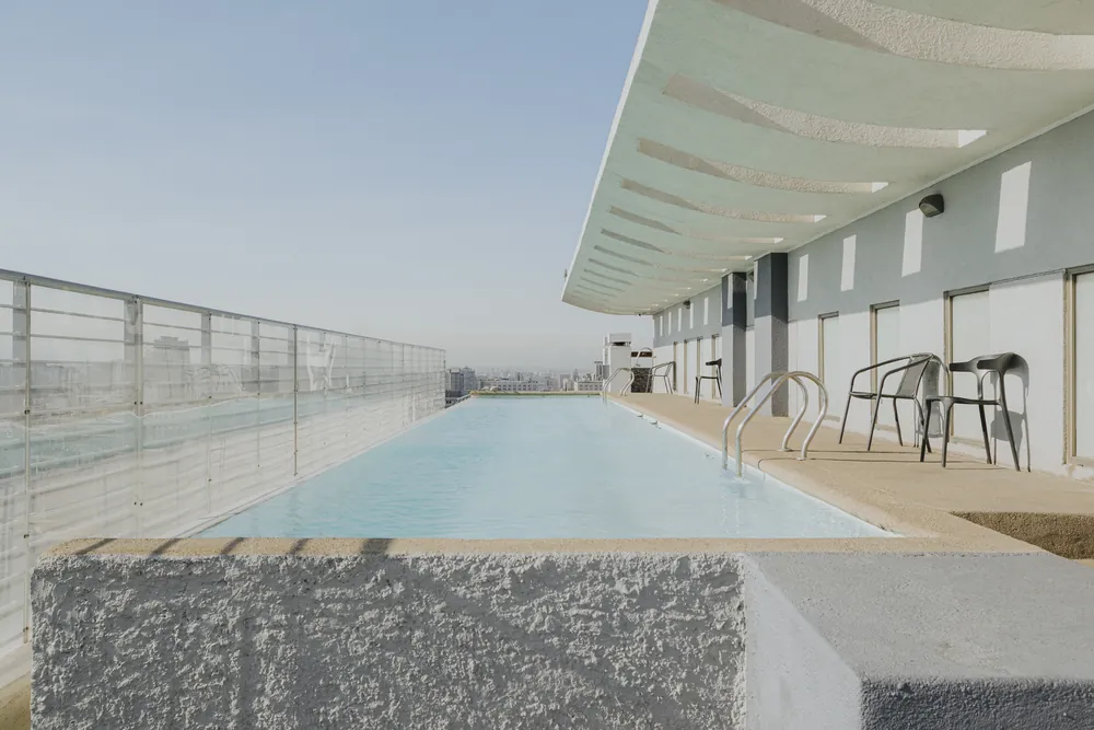 Piscina del edificio, departamento Morandé 580