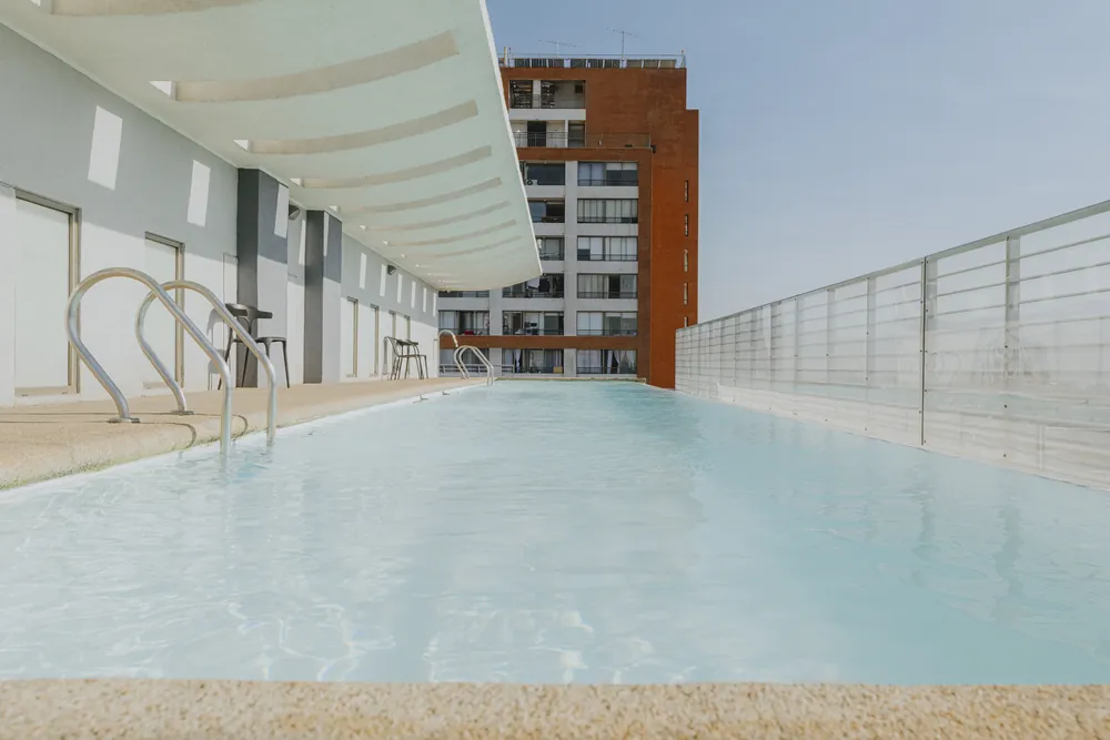 Piscina, otra vista, departamento Morandé 580
