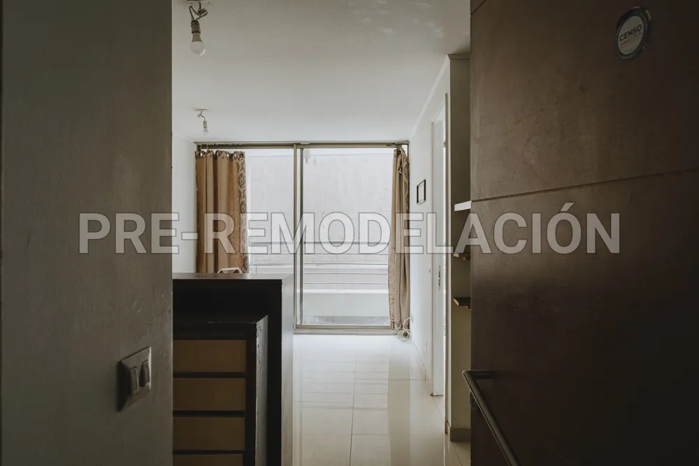 Entrada y living con ventanal, departamento Morandé 626