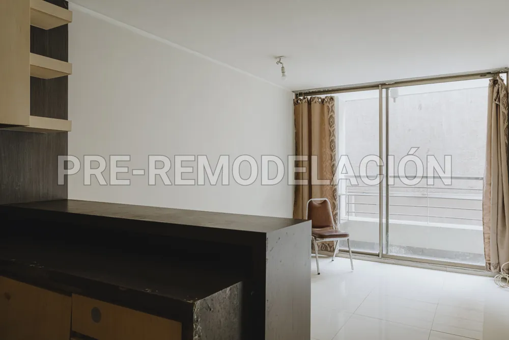 Living con ventanal y barra de cocina, Morandé 626