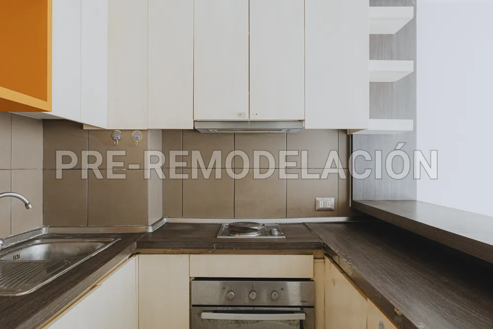 Cocina con horno y lavaplatos, departamento Morandé 626