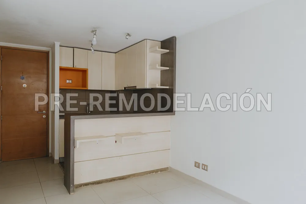 Cocina con barra y puerta de acceso, departamento Morandé 626