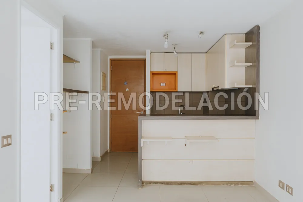 Cocina vista desde el living, departamento Morandé 626